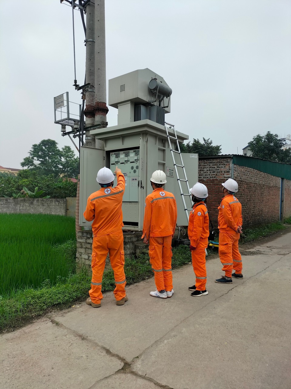 Xí nghiệp Dịch vụ Điện lực Thái Nguyên phối hợp với Công ty Điện lực Thái Nguyên thực hiện công tác thí nghiệm CBM